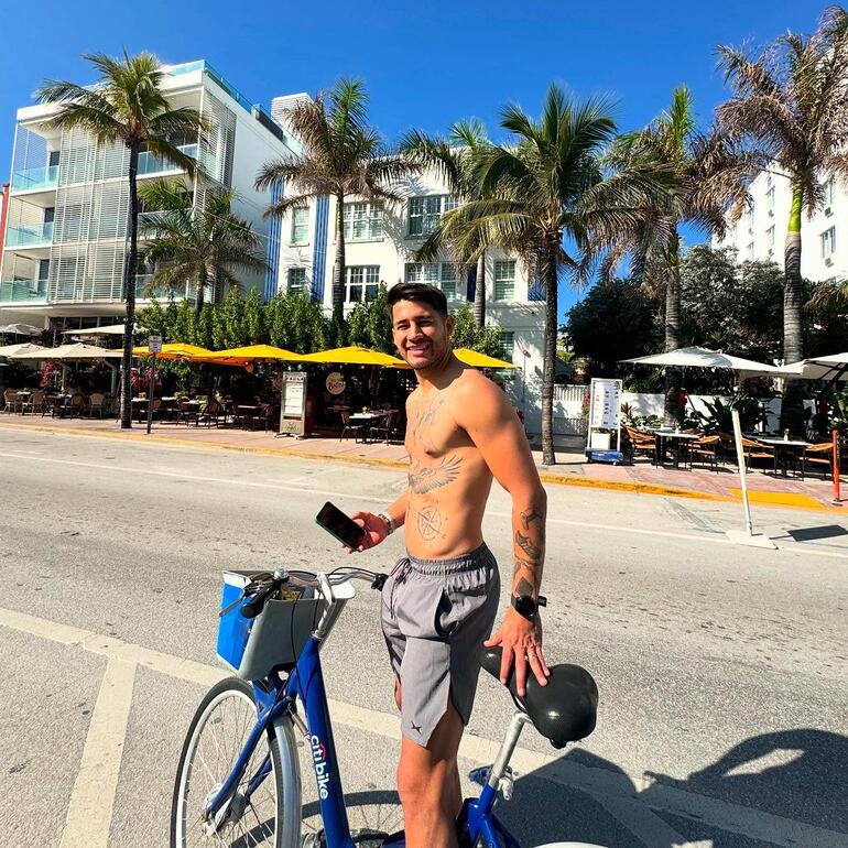 Iván Torres paseando en bici en plena luna de miel. (Instagram/Iván Torres)