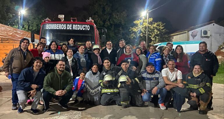 Los reducteños de forma constante se reúnen en el cuartel de los Bomberos de Reducto para dar constante apoyo a los voluntarios.