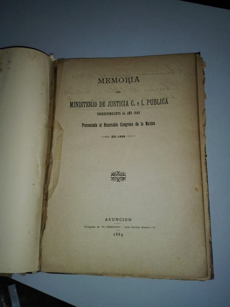 Aunque la biblioteca actual data de 1944 existió una primera biblioteca municipal que funcionó al final de la Guerra contra la Triple Alianza. Esta es una de las obras de esa época.