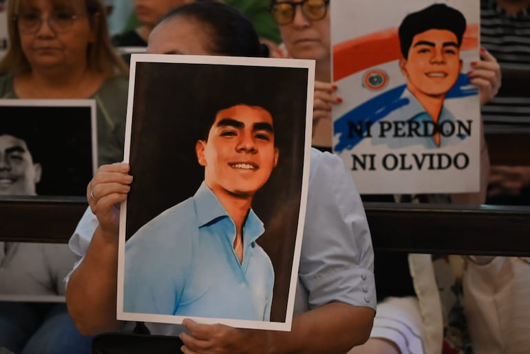 Las personas presentes en la misa sostienen carteles con fotografías de Fernando Báez Sosa. "Ni perdón ni olvido", indica una de las imágenes.