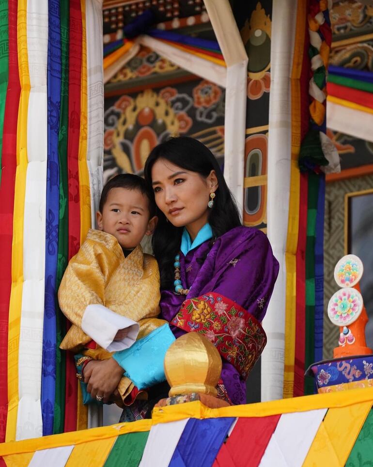 La reina Jetsun Pema es apodada la Kate Middleton del Himalaya. Pronto tendrá a su tercer hijo en brazos. (Instagram/His Majesty King Jigme Khesar)