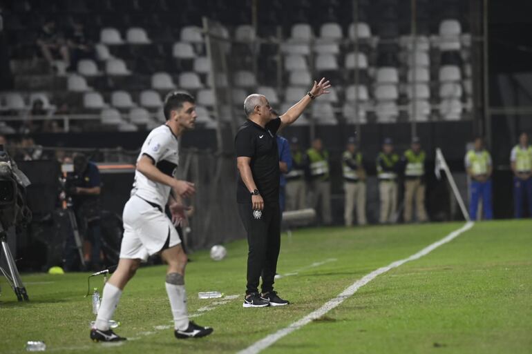 Francisco Arce (d), entrenador de Olimpia, en el partido contra Nacional por la tercera fecha del torneo Clausura 2023 del fútbol paraguayo en el estadio Manuel Ferreira, en Asunción.