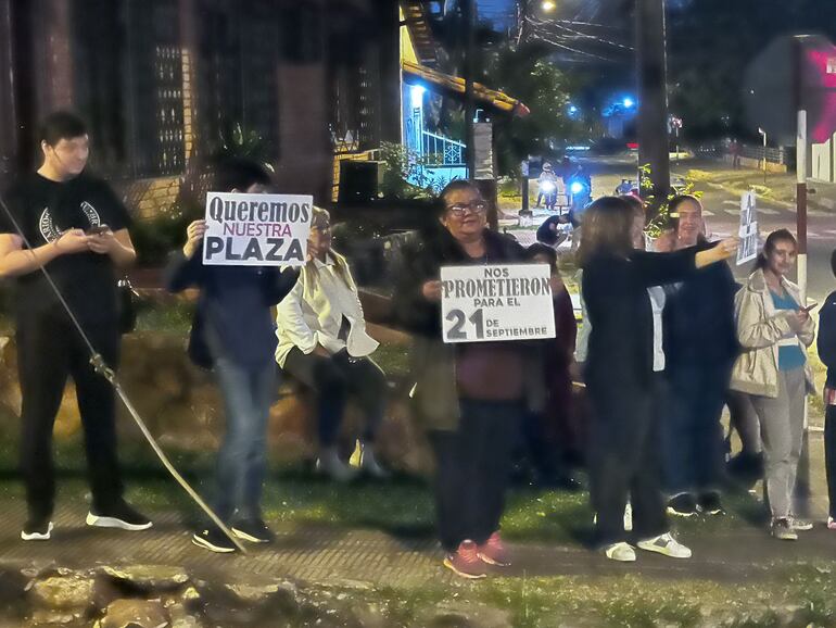 Movilización de pobladores del barrio Mburicaó contra el intendente Nenecho Rodríguez. (gentileza).