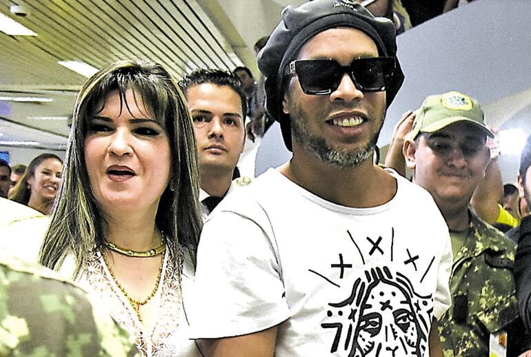 Dalia López se mostraba al lado de Ronaldinho Gaúcho cuando este  llegó al país, el 4  de marzo último, para promocionar un libro y otras actividades.