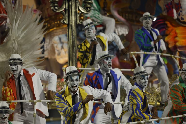  Integrantes de la escuela de samba Imperatriz Leopoldinense desfilan durante el carnaval de Río de Janeiro, hoy, en el Sambódromo en Río de Janeiro (Brasil).  
