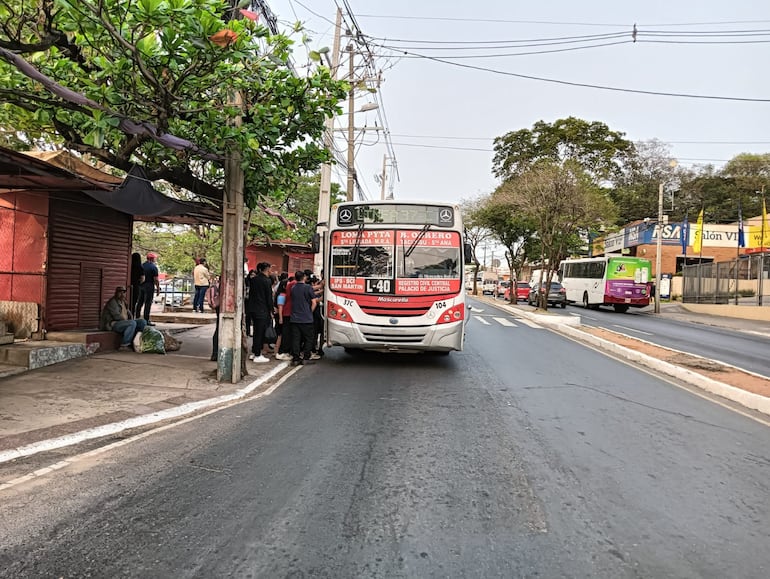 Los buses llegan a las paradas ya repletos, debido a que son escasos.