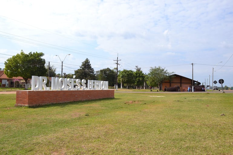 Las letras corpóreas y la exestación Sosa dan las bienvenidas a Moisés Bertoni.