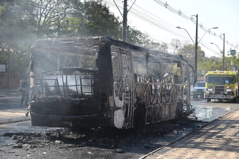 Incendio de un bus frente al hospital central del IPS de Asunción.