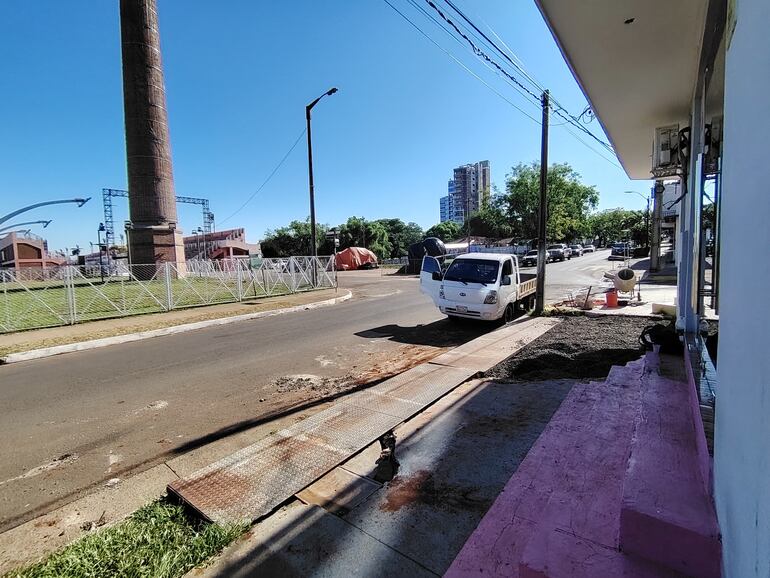 ¿Malaleche? Municipalidad de Encarnación rompió veredas cerca del sambódromo tras el inicio del Carnaval.