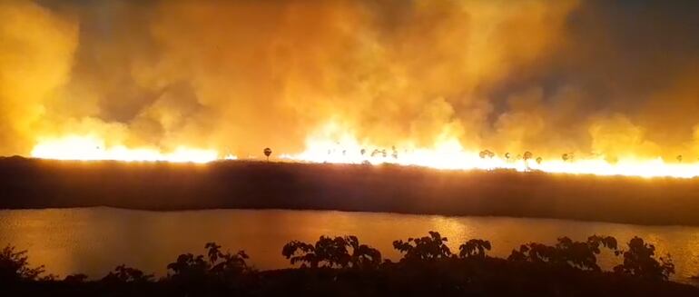 El incendio en el parque nacional Otuquis, de Bolivia, situado en el extremo sureste del departamento de Santa Cruz, en las fronteras con Brasil y Paraguay.