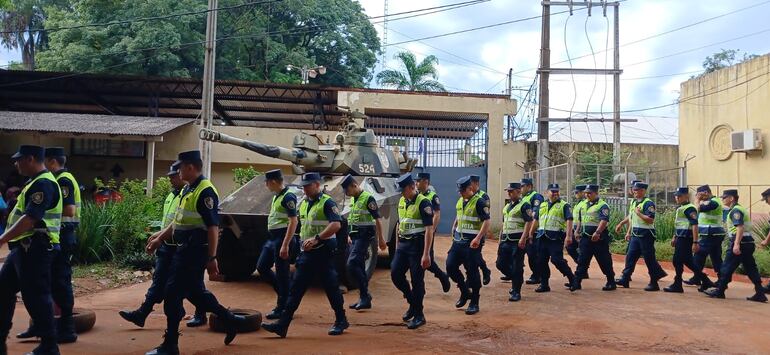 Un gran contingente policial y agentes penitenciarios se encargaron del procedimiento.