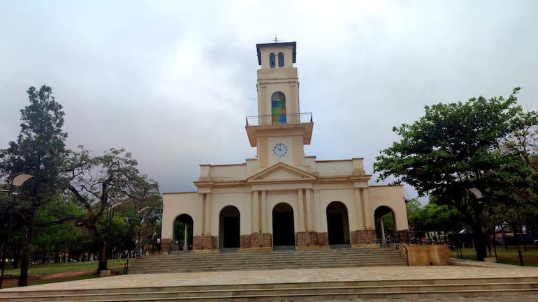 Fachada del templo de San Francisco de Asís de Atyrá. Dicen que refaccionaron, pero con las últimas lluvias, el edificio presentó goteras.