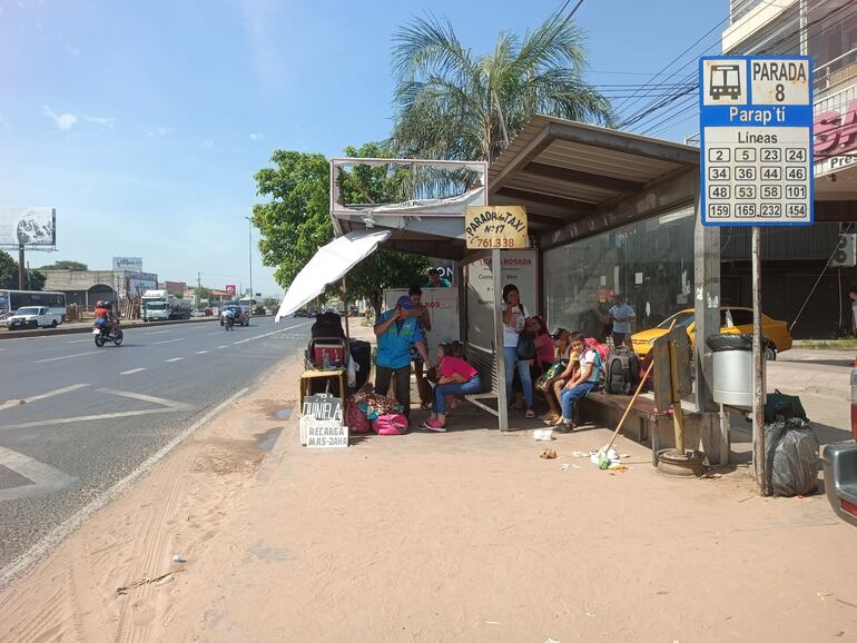 La gente debe soportar largas esperas por los colectivos