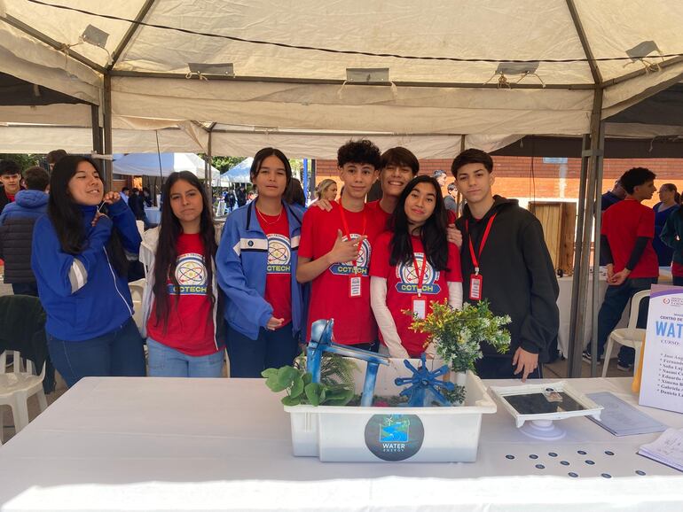 José Espínola, Fernando Meza, Sofia Giménez, Naomi Latourrette, Eduardo López, Ximena Núñez, Gabriela Romero, Daniela Velázquez muestran el trabajo que realizaron.