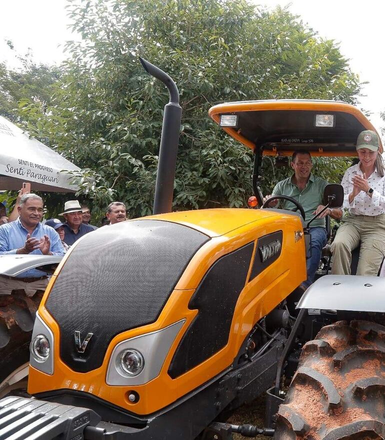 El Ministro Carlos Giménez y la gobernadora Norma Zárate, hacen demostración del tractor agrícola entregado a CDA de Paraguarí.