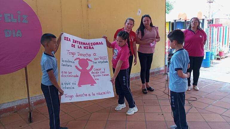 Los niños también participaron y compartieron informaciones con todos los estudiantes acerca de la importancia de conmemorar el Día Internacional de la Niña.