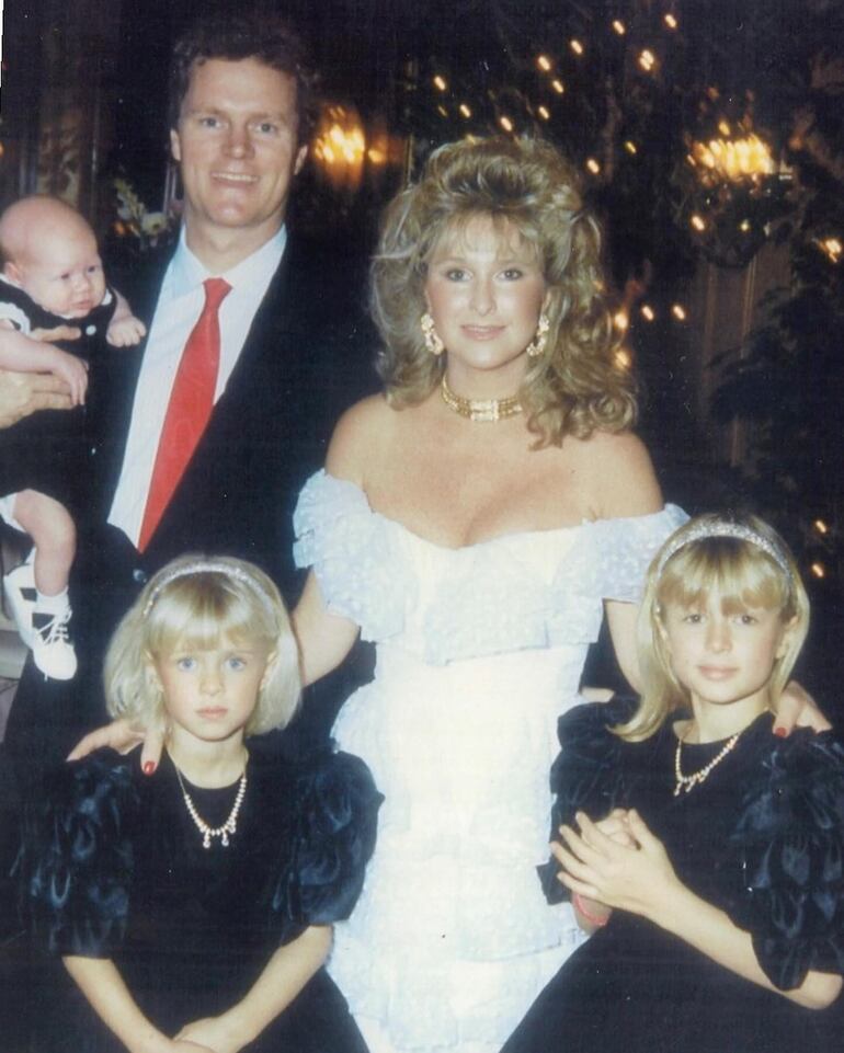 Retrato familiar de los 80. Paris con sus padres y hermanos. (Instagram/Paris Hilton)