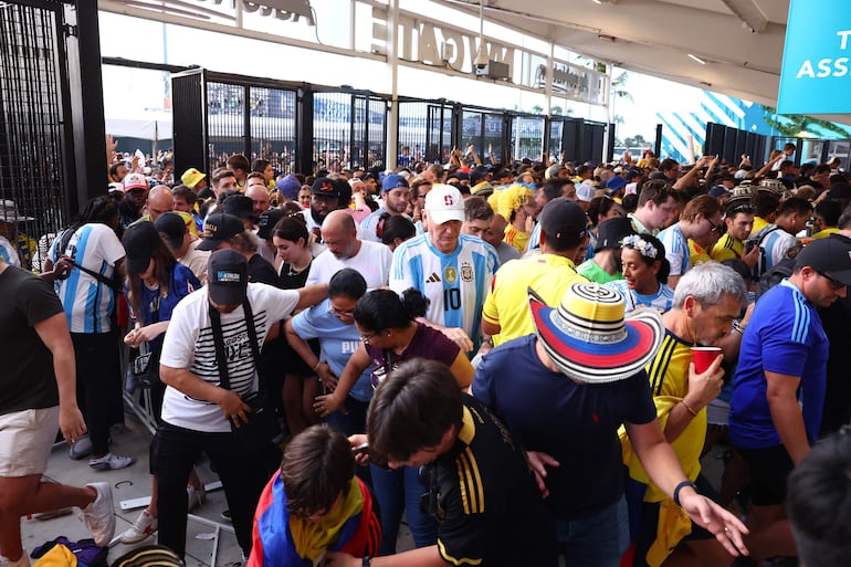 El ingreso al Hard Rock Stadium para la final de la Copa América 2024 fue desbordado por hinchas colombianos y argentinos, obligando al retraso del inicio del partido entre Argentina y Colombia. 