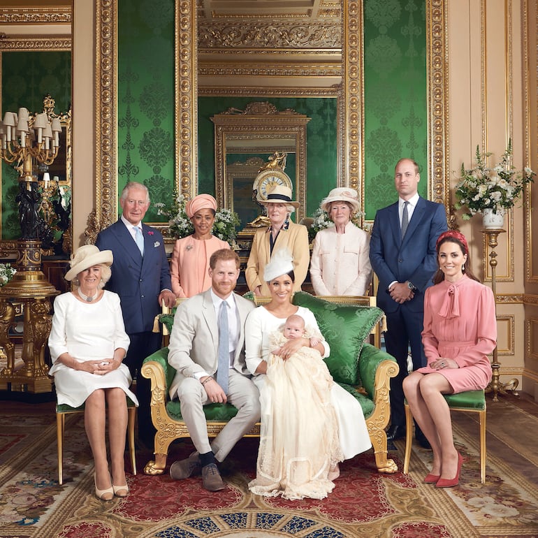 príncipe Enrique (centro izquierda) y su esposa Meghan con su hijo Archie Harrison Mountbatten-Windsor flanqueados por Camila, duquesa de Cornwall; el príncipe Carlos de Gales, Doria Ragland, Jane Fellowes, Lady Sarah McCorquodale; el príncipe Guillermo, duque de Cambridge, y la duquesa Catalina en el castillo de Windsor.