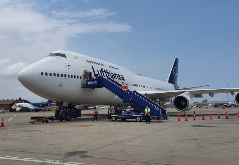 El   Boeing 747-800 de la aerolínea alemana Lufthansa llegó  al país procedente de Brasilia para repatriar a unos 360 europeos varados por la cancelación de los vuelos internacionales.