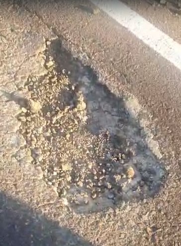 Uno de los primeros baches comenzaron a aparecer en la ruta Transchaco.