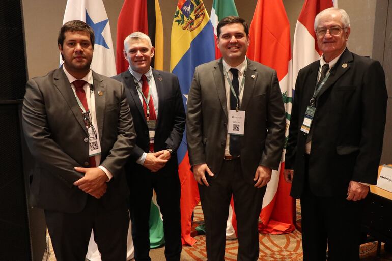 El presidente del Senacsa, Dr. José Carlos Martin, con el Dr. Victor Maldonado y el Dr. Gilbert Luis Ochipinte Beterette, entre otros, en la reunión de Cosalfa 50, en Río de Janeiro.