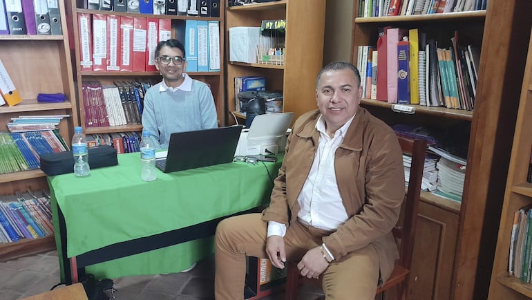 El supervisor de San Antonio, Félix Segovia y el director de la Escuela San Juan del mismo distrito, organizan un conversatorio con Antinarcóticos de la Policía Nacional con el fin de por frente a los problemas de adicciones y la venta masiva de drogas.