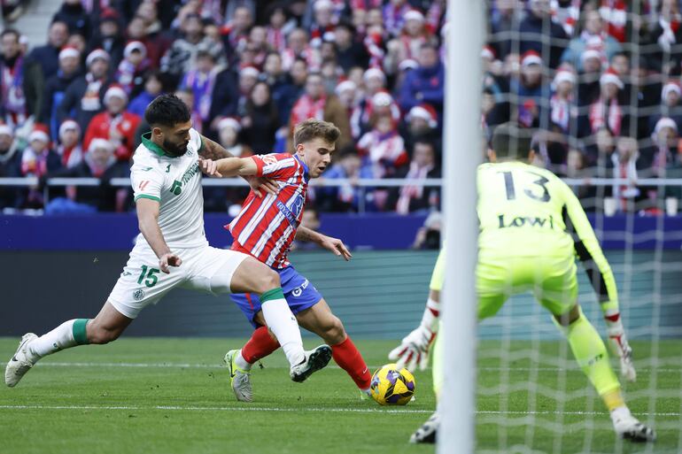 El centrocampista del Atlético de Pablo Barrios y el defensa del Getafe Omar Alderete , durante el partido de Liga de la jornada 17 que disputan Atlético de Madrid y Getafe este domingo en el estadio Riyadh Air Metropolitano.