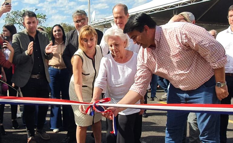 Momento en que los directivos de la empresa y autoridades locales desatan la cinta inaugural.