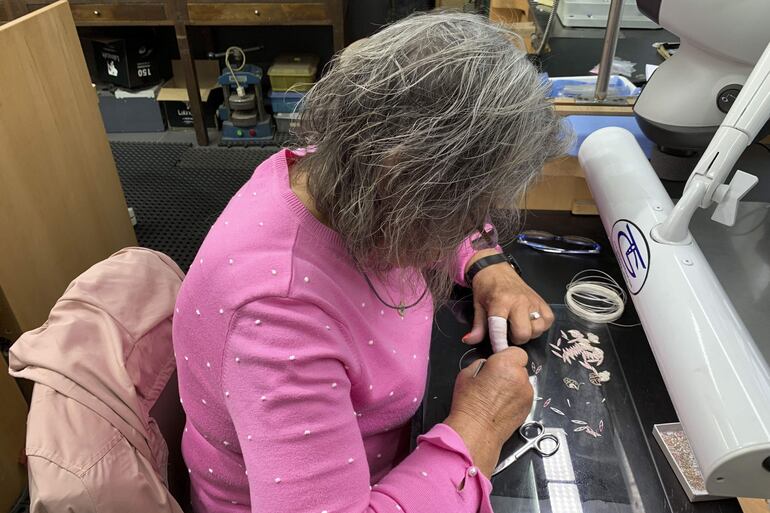 Quince artesanas de la empresa J. Soares Joalheiros, dedicada a la fabricación de joyas, mantienen vivo el arte de la filigrana en Portugal, una técnica de orfebrería transmitida a lo largo de generaciones y practicada por mujeres que está desapareciendo en el país. 