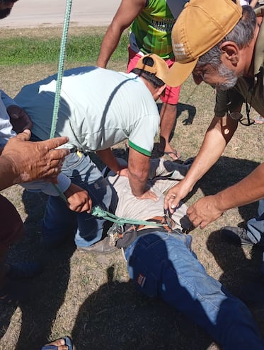 Fueron los propios pobladores de Puerto Sastre, quienes auxiliaron a Don Almeida trabajador de la ande, ya que al momento de manipular el tendido electrico no contaba con un compañero de trabajo.