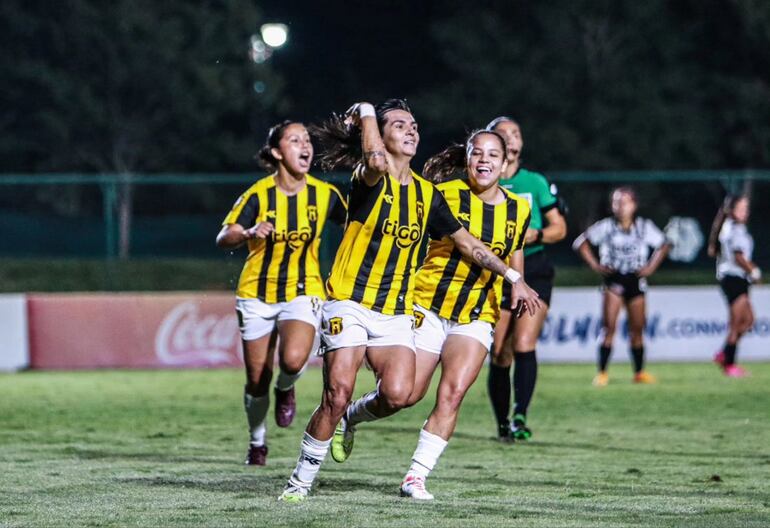 Wilma Espinoza festejando el gol ante las gumarelas