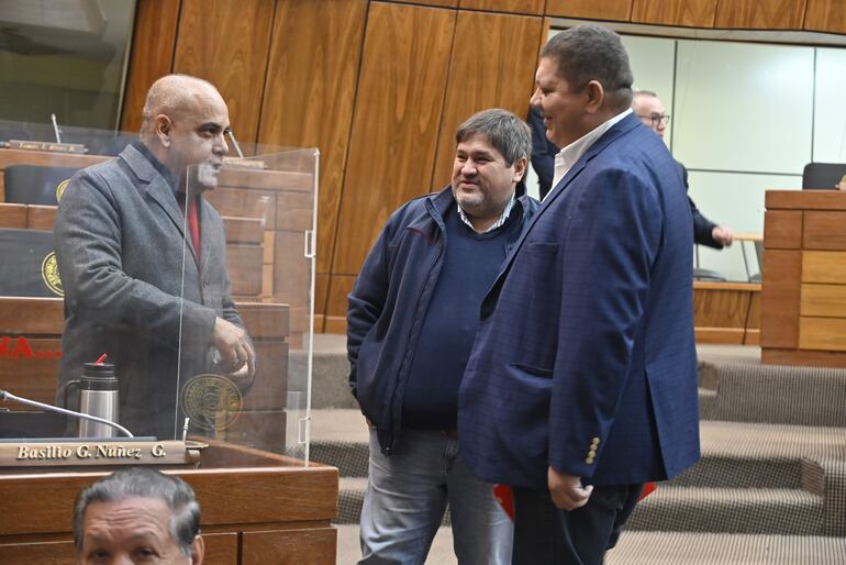 El diputado Basilio Núñez (izq.) conversando con sus correligionarios Néstor Ferrer y Juan Acosta.