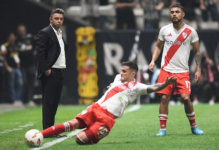 Marcelo Gallardo, entrenador de River Plate, observa la jugada en el partido contra Atlético Mineiro por la ida de las semifinales de la Copa Libertadores 2024 en el Arena MRV, en Belo Horizonte, Brasil. 