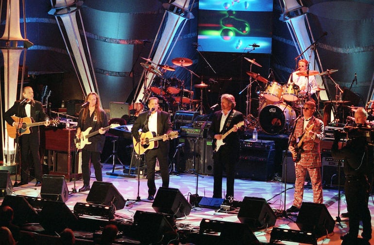 Randy Meisner (izquierda) junto a sus compañeros de The Eagles: Timothy Schmit, Glenn Frey, Don Felder, Joe Walsh, Don Henley y Bernie Leadon durante a inducción del grupo al Salón de la Fama del Rock & Roll en 1998.