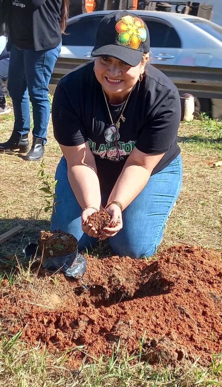 La intendenta Carolina Aranda planta un árbol durante el Plantatón realizado el sábado 26 de agosto sobre la Ruta PY03.