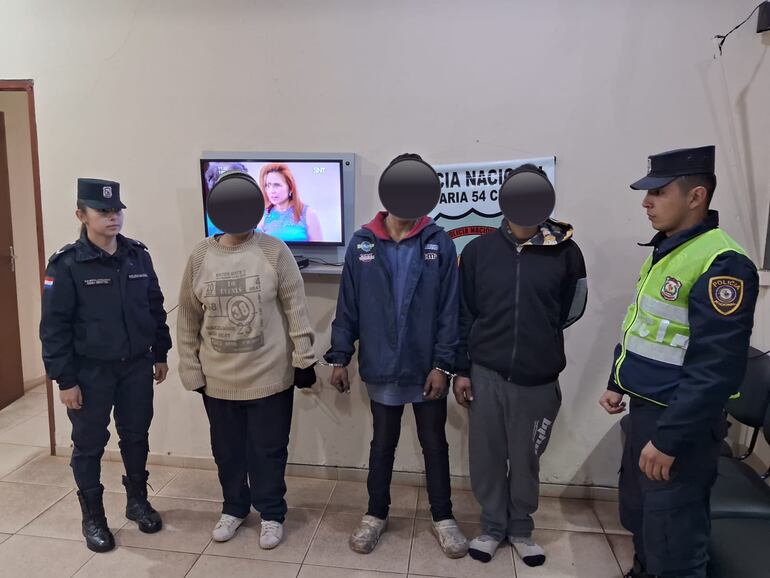 Los presuntos miembros de la gavilla que asaltaba a choferes de la plataforma Bolt fueron trasladados a la comisaría 54° Central de San Lorenzo, tras el operativo.