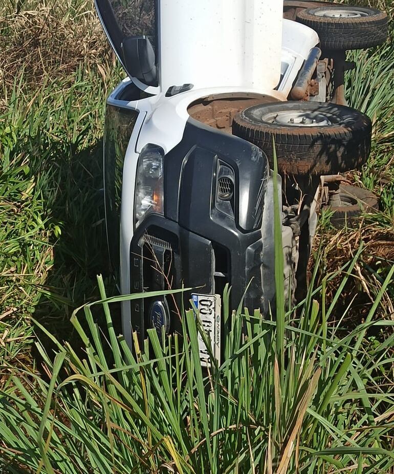 Camioneta volcó tras haber explotado uno de sus neumáticos en San Pedro del Paraná.