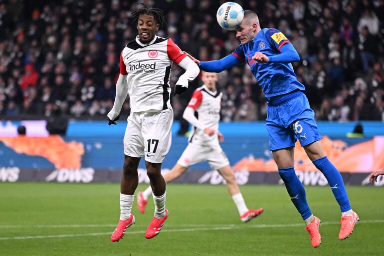 Frankfurt's French forward Elye Wahi and Holstein Kiel's Slovenian defender #26 David Zec vie for the ball during the German first division Bundesliga football match between Eintracht Frankfurt and Holstein Kiel in Frankfurt, western Germany, on February 16, 2025. (Photo by Kirill KUDRYAVTSEV / AFP) / DFL REGULATIONS PROHIBIT ANY USE OF PHOTOGRAPHS AS IMAGE SEQUENCES AND/OR QUASI-VIDEO