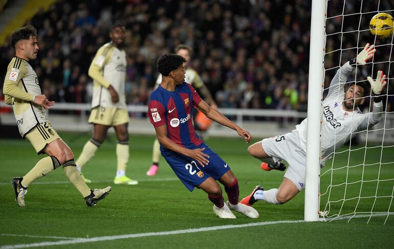 Lamine Yamal anota el primer gol para el Barcelona ante el Granada.