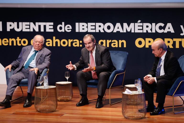 El presidente de honor de del Consejo Empresarial Alianza por Iberoamérica (Ceapi), Enrique Iglesias (i), el Secretario General Iberoamericano Andrés Allamand (c) y el Secretario General de la OEI, Mariano Jabonero, durante el panel inaugural del VI Congreso del Ceapi para presidentes de compañías y familias empresarias, que se centra en las relaciones empresariales entre América Latina y la UE y que se celebra este miércoles en el Museo Reina Sofía de Madrid. 
