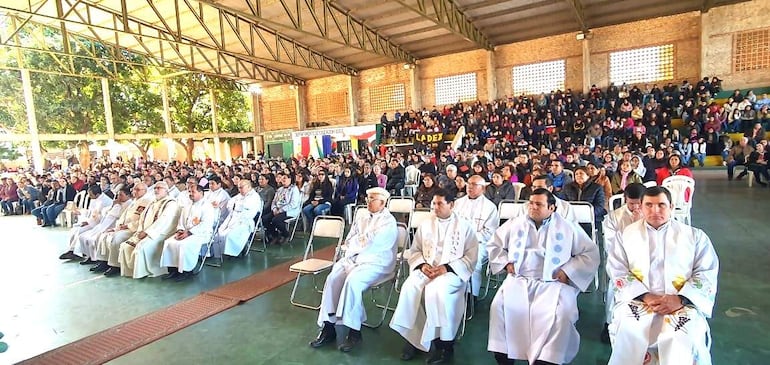 En multitudinario encuentro de laicos de la Diócesis de Carapeguá, asumen compromiso de anunciar la palabra de Dios, servir con el testimonio de vida y denunciar hechos de corrupción.