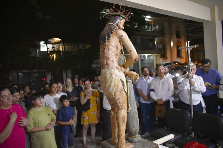 El Señor de la Columna es llevado en procesión hasta la Comisaría Tercera donde quedó preso hasta el día siguiente.