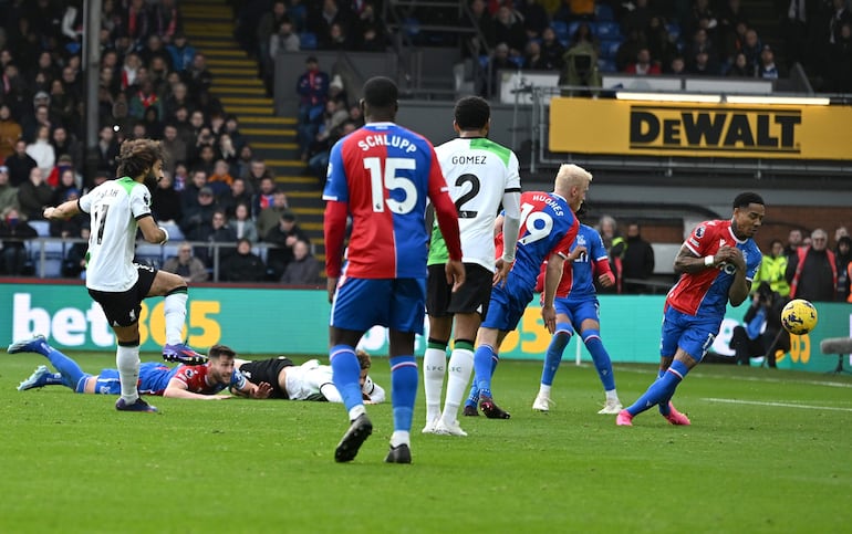 }Mohamed Salah anota con remate de zurda para el 1-1 parcial del Liverpool, que a los 91' logró el segundo tanto para vencer de visitante 2-1 al Crystal Palace.