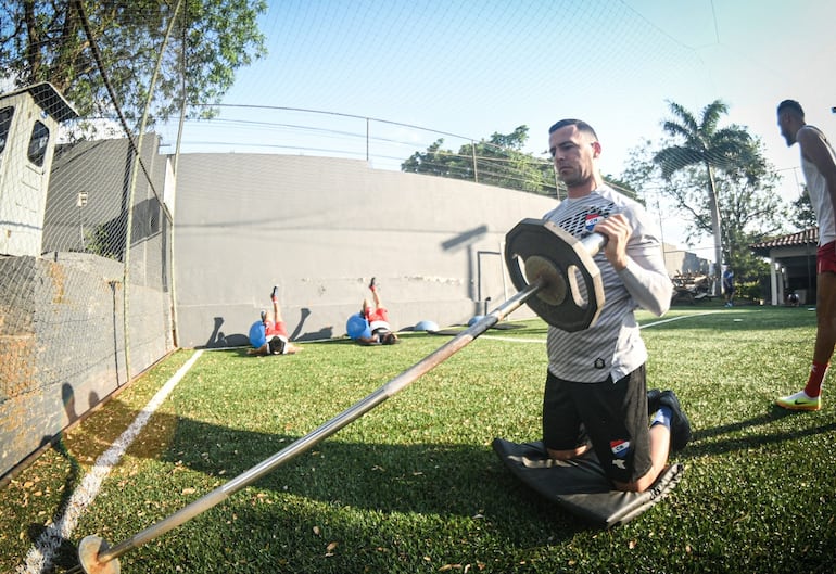 El arquero Héctor Espínola en el entrenamiento de Nacional en el estadio Arsenio Erico, en Asunción. 