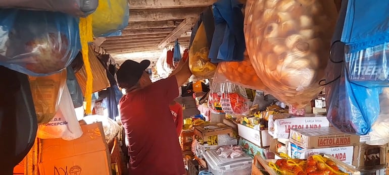 En la embarcación podrás encontrar todo tipo de productos, esto gracias a los numerosos puestos que existen dentro del barco.