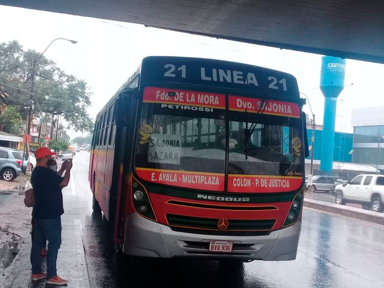 Colectivo de la Línea 21, absorbida por una nueva empresa que, según denuncian los choferes, desvinculó a la mayoría de los trabajadores, en contra de la ley.