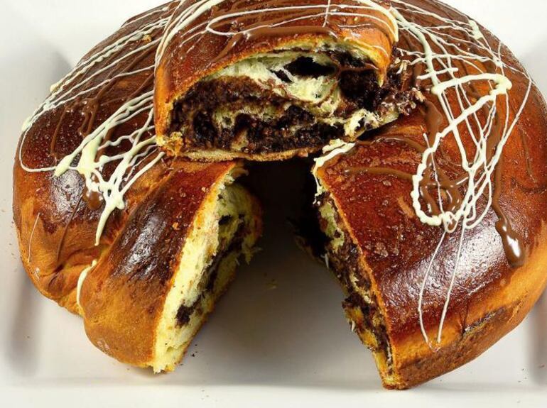 Rosca navideña rellena con chocolate y nueces.