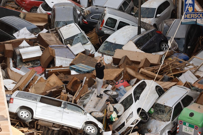 Reportes de medios españoles este miércoles dan cuenta de al menos 64 fallecidos en las torrenciales inundaciones ocurridas en las regiones españolas de Comunidad valenciana y Castilla-La Mancha. EFE/Biel Aliño