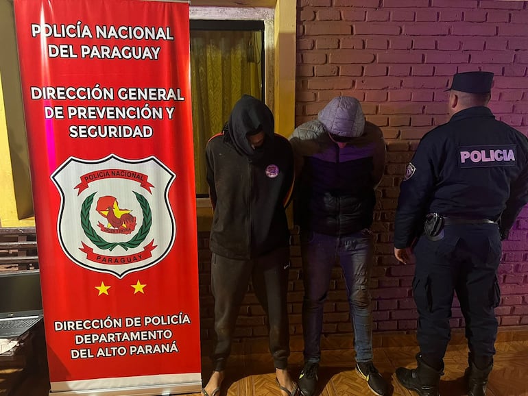 Los dos detenidos durante la persecución en Ciudad del Este.